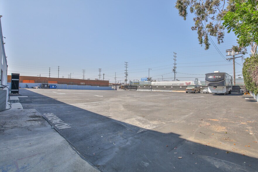 More Photos Of 9130 Glenoaks Blvd, Sun Valley Manufacturing For Lease