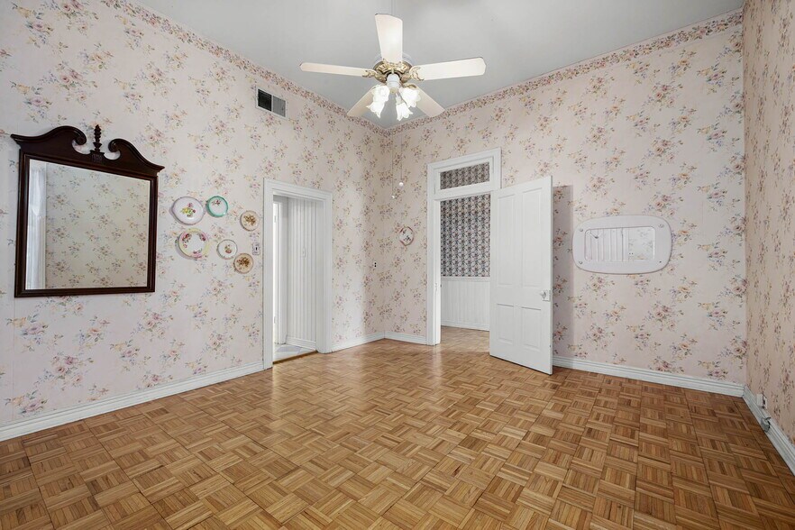 More Photos Of 633 S Castell Ave, New Braunfels Office Residential For Sale