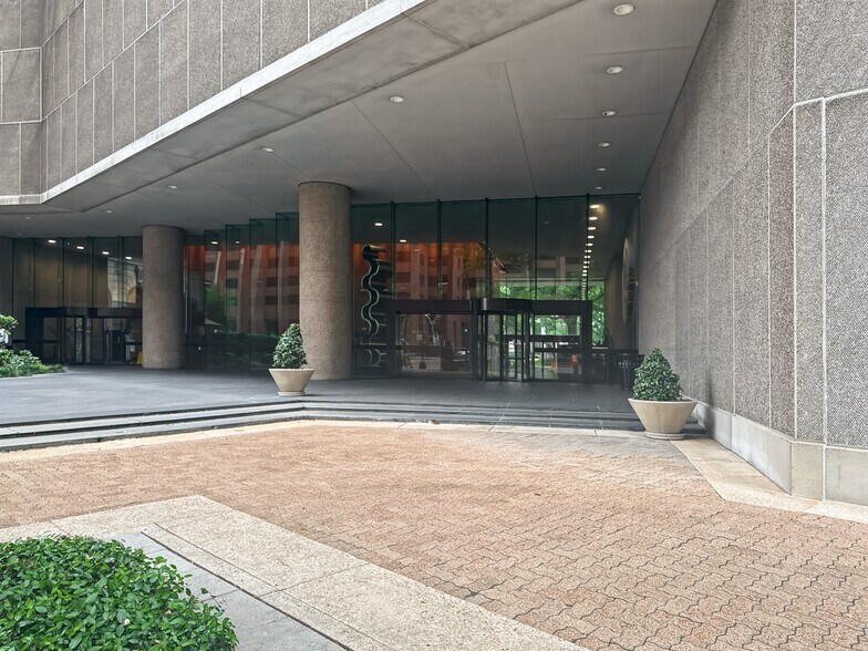 More Photos Of 650 Poydras St, New Orleans Coworking Space