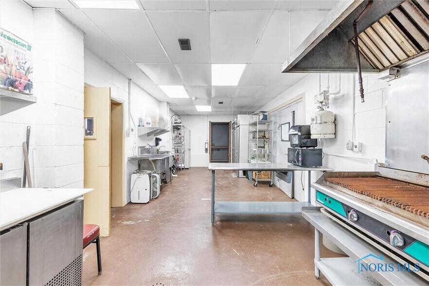 More Photos Of 11407 Corduroy Rd, Curtice Storefront For Sale