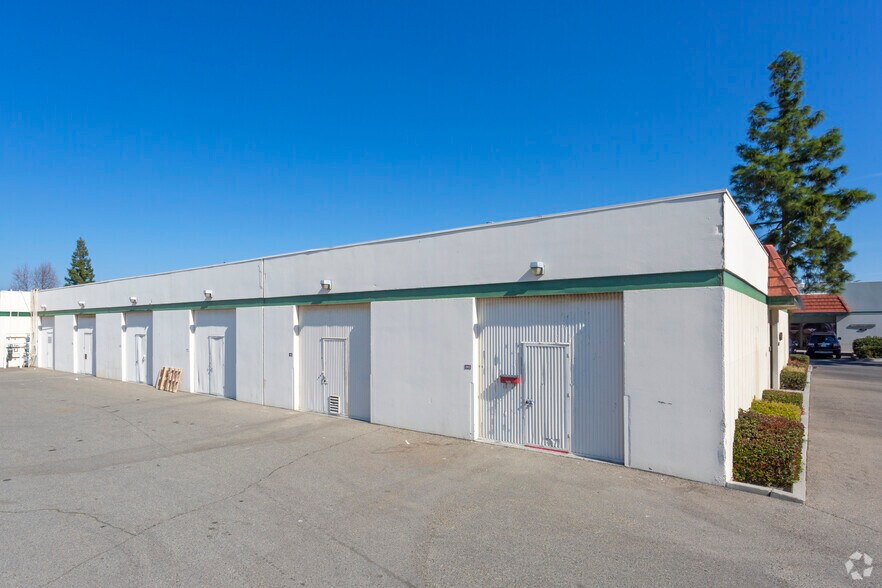 More Photos Of 2750 N Clovis Ave, Fresno Warehouse For Lease