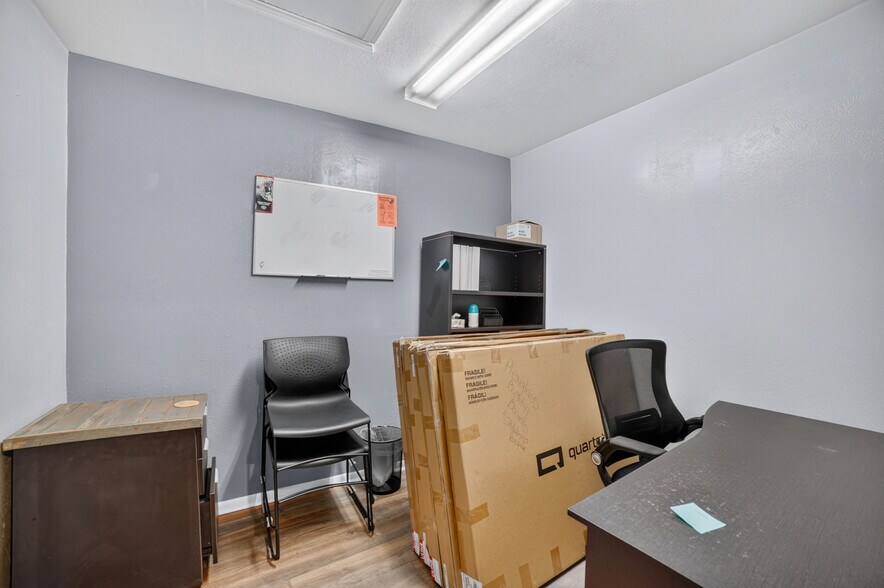 More Photos Of 108-110 W Grove St, Kaufman Office For Lease
