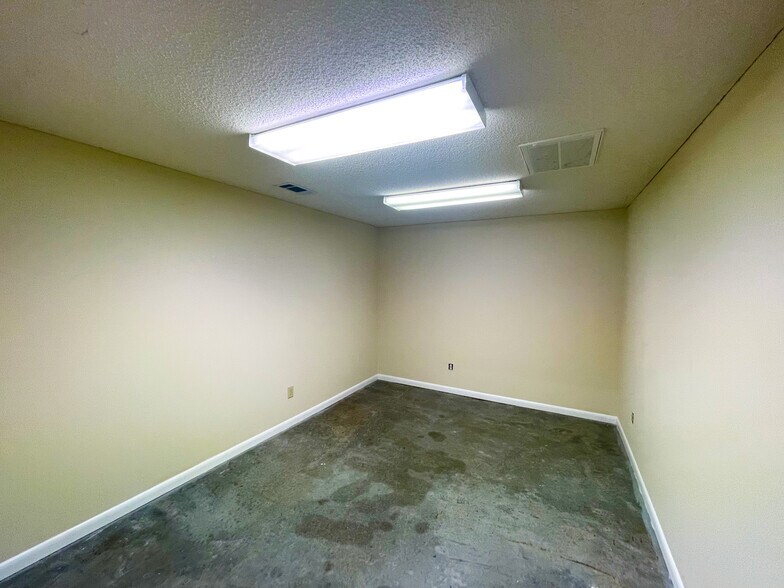 More Photos Of 6027 Business Park Dr, Columbus Flex For Lease