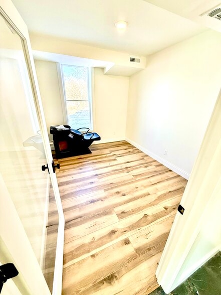 More Photos Of 216 Kings Mills Rd, Mason Coworking Space