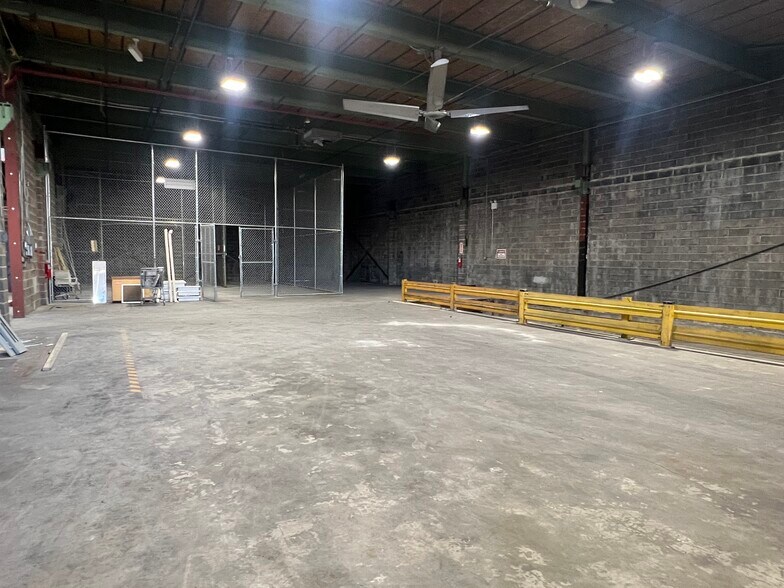 More Photos Of 550 Brush Ave NW, Bronx Warehouse For Lease
