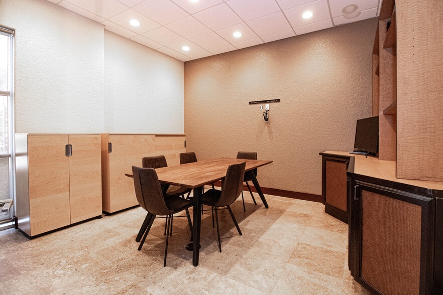 More Photos Of 8810 Commodity Cir, Orlando Showroom For Lease