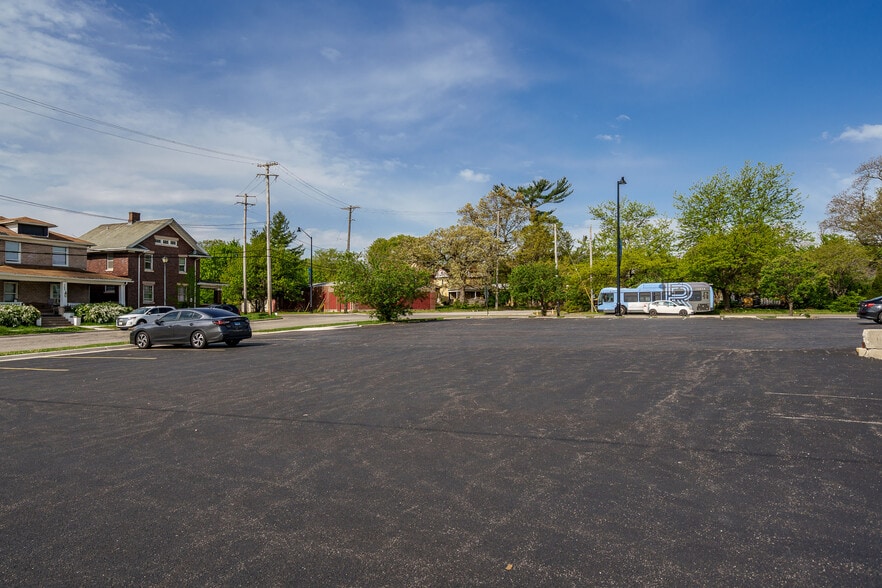 More Photos Of 208-210 Kishwaukee St, Rockford Light Distribution For Sale