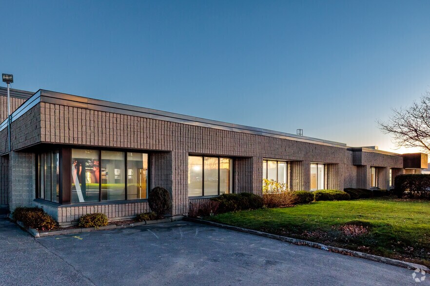 More Photos Of 1660-1700 Boul Hymus, Dorval Warehouse For Lease