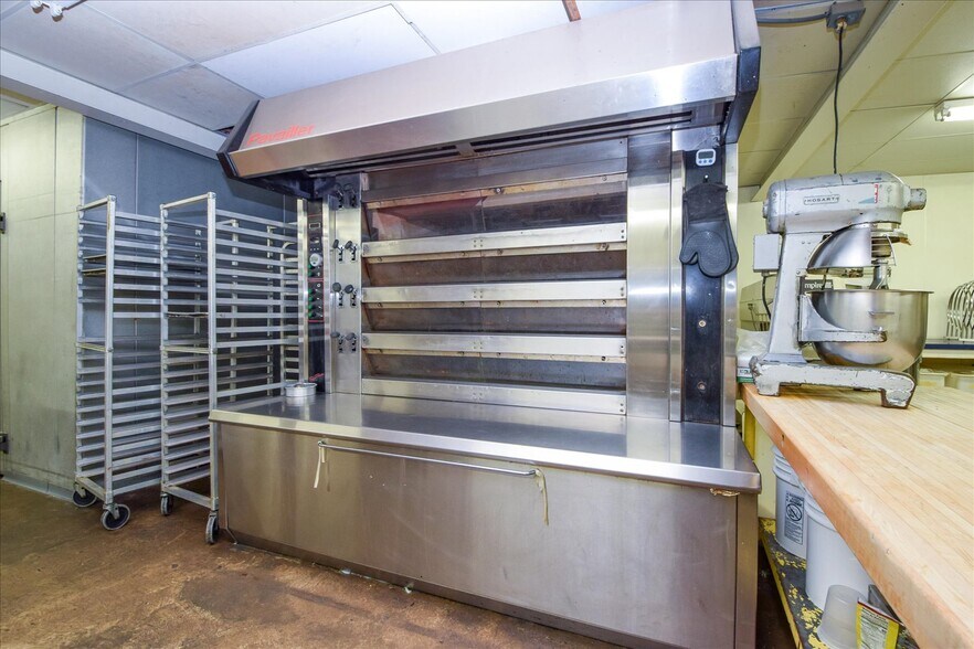 More Photos Of 1212 4th St SW, Roanoke General Retail For Sale