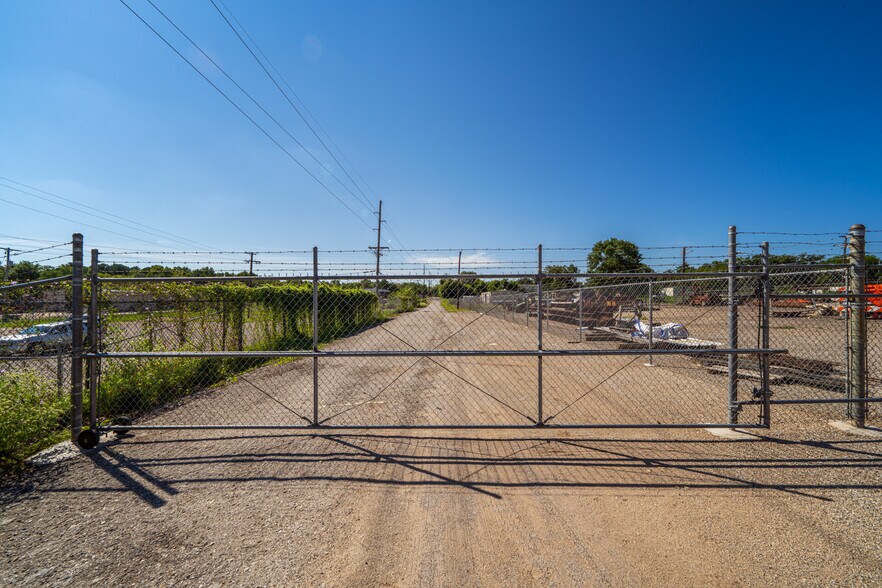 More Photos Of 2103 E SH 31, Kilgore Warehouse For Lease