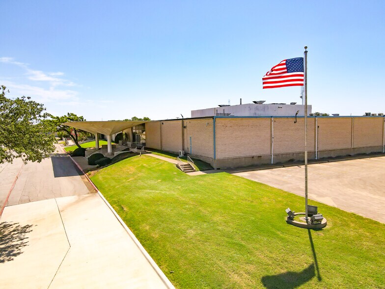 More Photos Of 2910 Avenue F, Arlington Warehouse For Sale