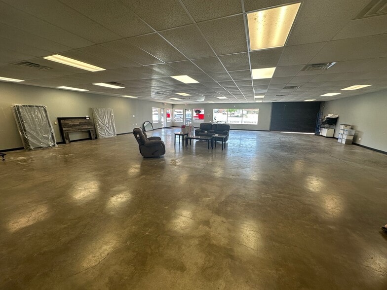 More Photos Of 711 S 1st St, Temple Showroom For Lease