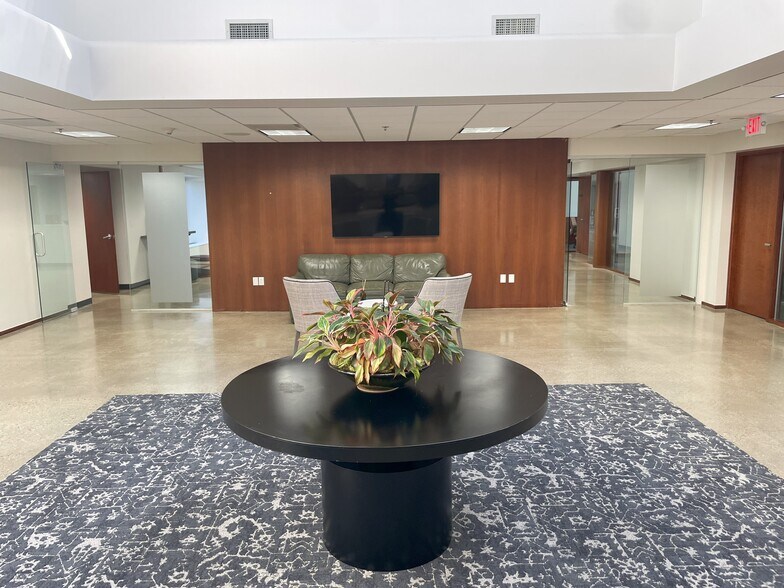 More Photos Of 5000 Arlington Centre Blvd, Upper Arlington Office For Lease