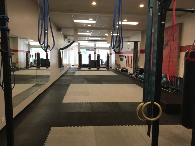 More Photos Of 1017 Davis St, Evanston Storefront For Lease