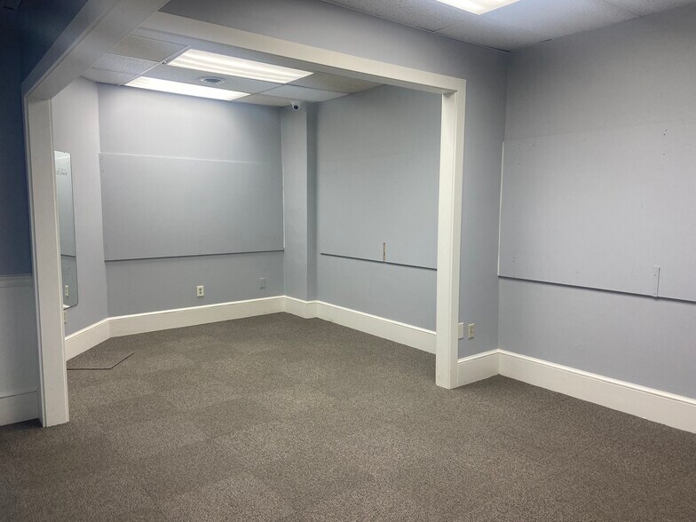 More Photos Of 101 Public Sq, Medina Storefront For Lease