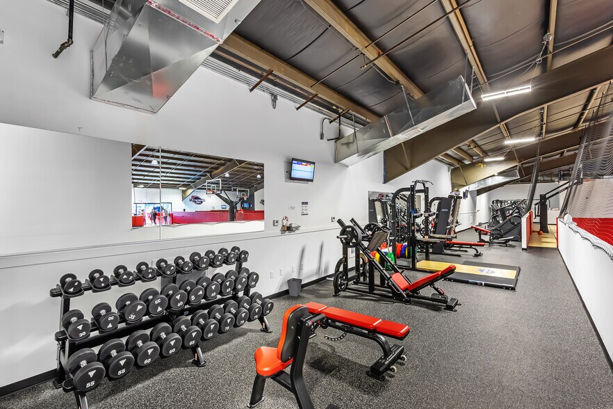 More Photos Of 6970 N Broadway St, Kansas City Showroom For Sale