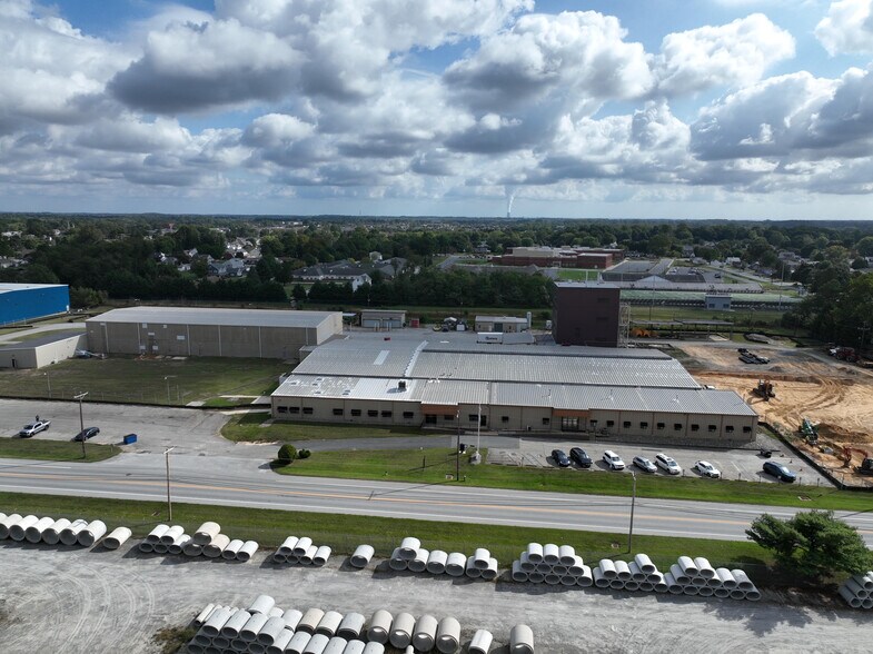 More Photos Of 701-703 Industrial Dr, Middletown Manufacturing For Lease