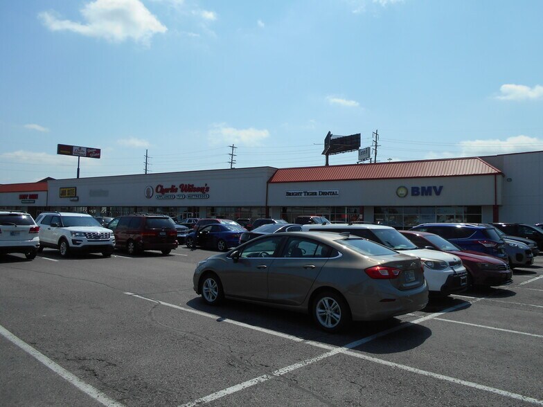 More Photos Of 1008 E Lewis and Clark Pky, Clarksville Unknown For Lease