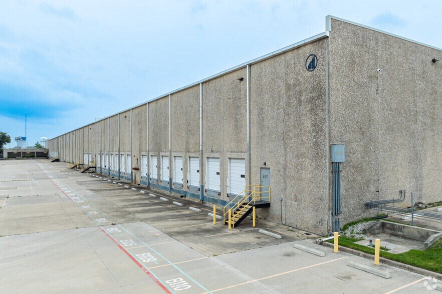 More Photos Of 1102 State Highway 161, Grand Prairie Distribution For Lease