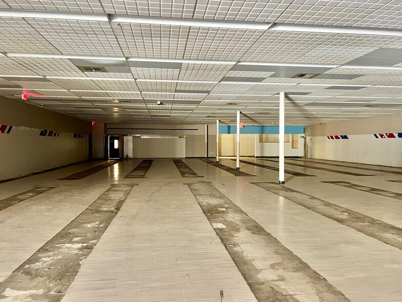 More Photos Of 3700 Falls Rd, Baltimore Drugstore For Lease