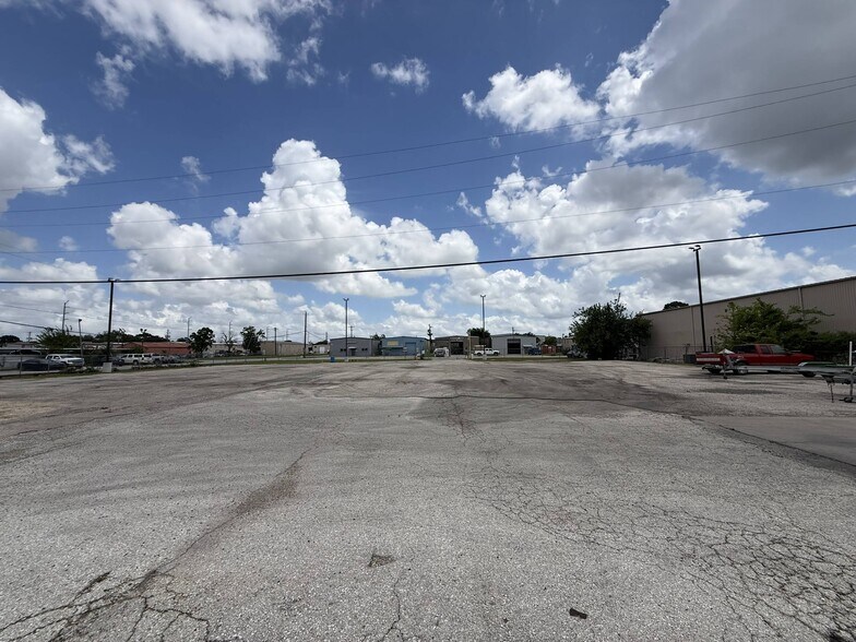 More Photos Of 1502 Galveston St, South Houston Service For Lease