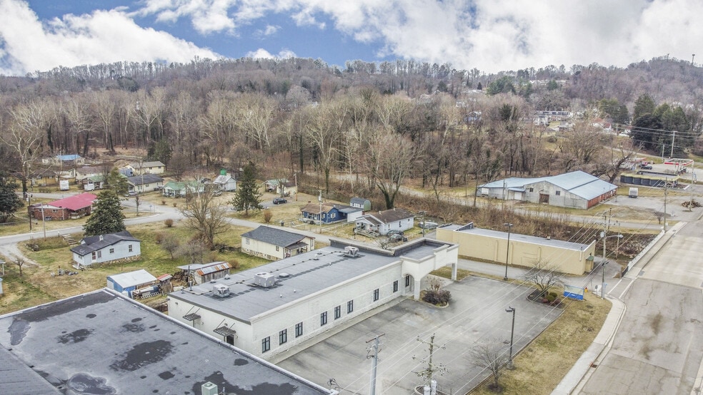 More Photos Of 305 River Dr, LaFollette Medical For Sale