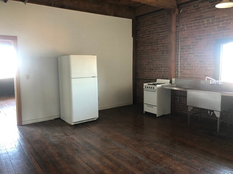 More Photos Of 1427 W 9th St, Kansas City Office For Lease