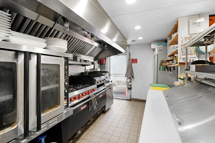 More Photos Of 218 Upper Main St, Edgartown Flex For Sale