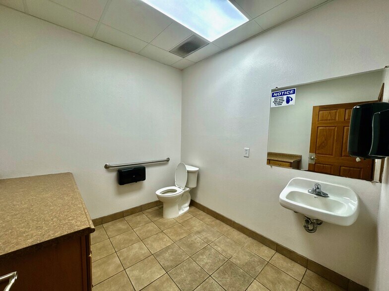 More Photos Of W241S4145 Pine Hollow Ct, Waukesha Warehouse For Lease