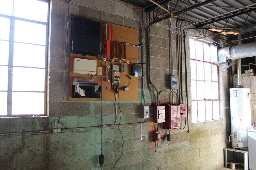 More Photos Of 814 9th St, Woodward Office For Sale