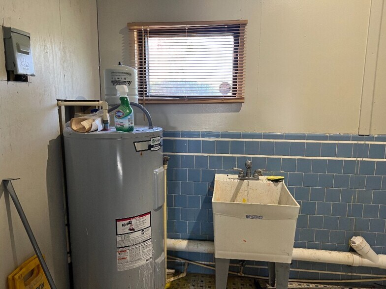 More Photos Of 1603 Albany St, Brunswick Light Distribution For Sale