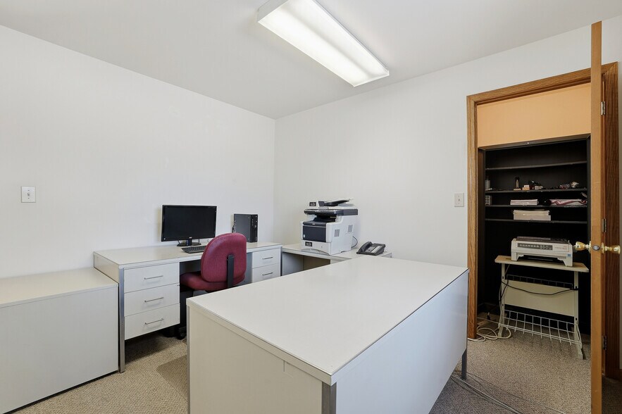 More Photos Of 5500 Prairie Dr, Plover Flex For Sale
