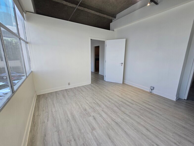 More Photos Of 401 Kamakee St, Honolulu Office For Lease