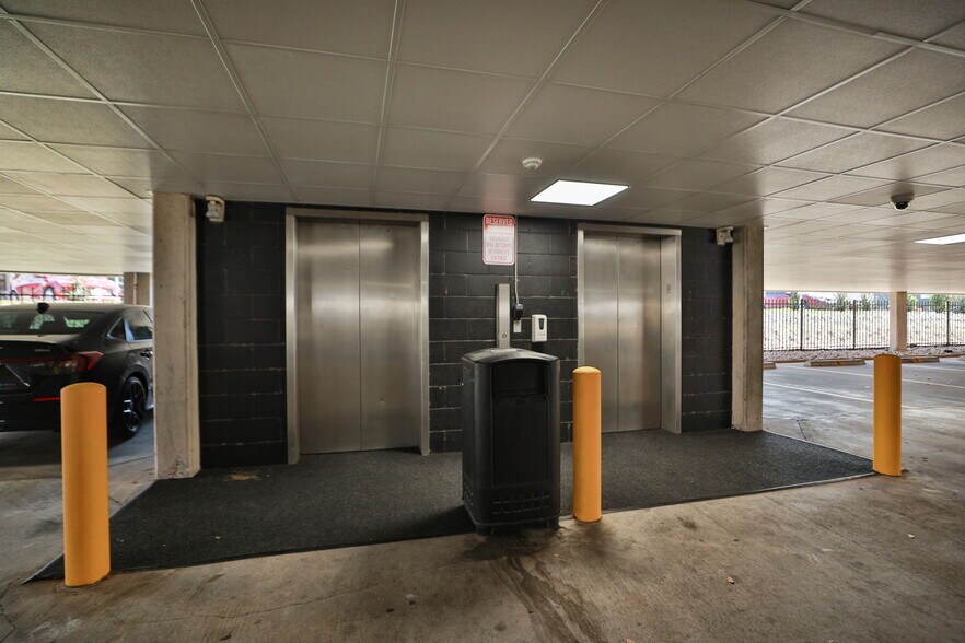 More Photos Of 8955 Katy Fwy, Houston Office For Lease