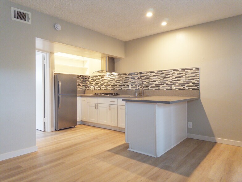 More Photos Of 4546-4550 W 173rd St, Lawndale Apartments For Sale
