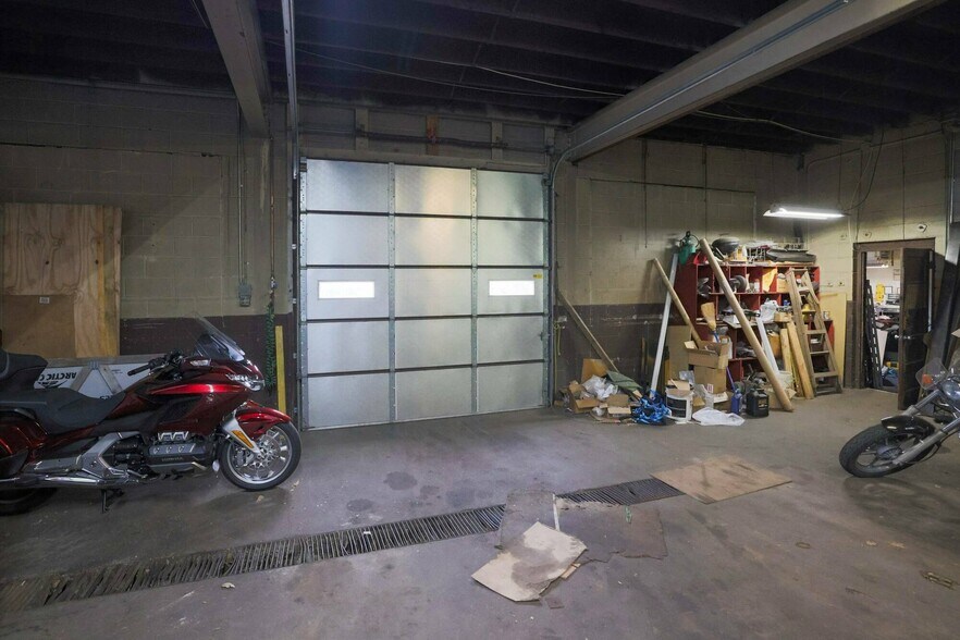 More Photos Of 4215 E Lake St, Minneapolis Freestanding For Sale