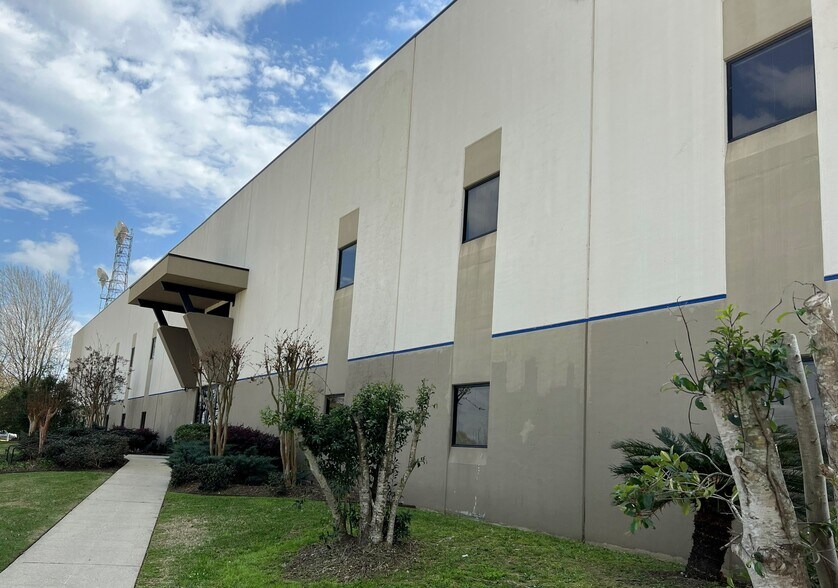 More Photos Of 939 Pont Des Mouton Rd, Lafayette Distribution For Lease