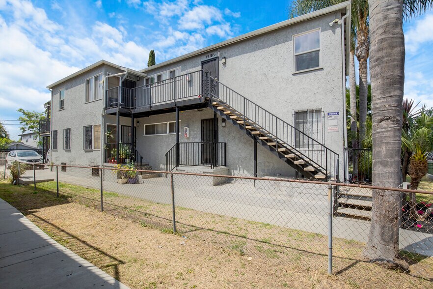 More Photos Of 1920 W 35th St, Los Angeles Multifamily For Sale
