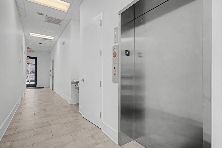 More Photos Of 6117 Centennial Blvd, Nashville Storefront Retail Office For Lease