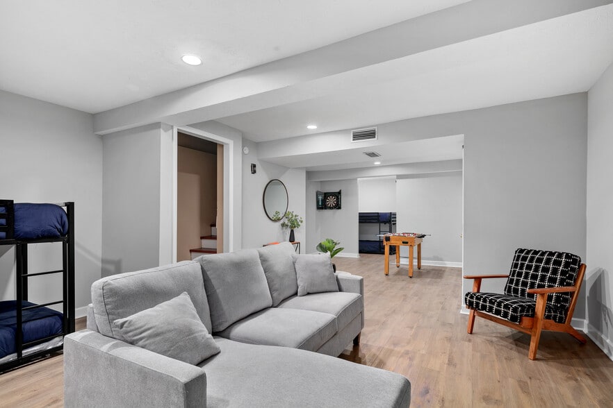 More Photos Of 640-642 W Main St, Lexington Office For Lease