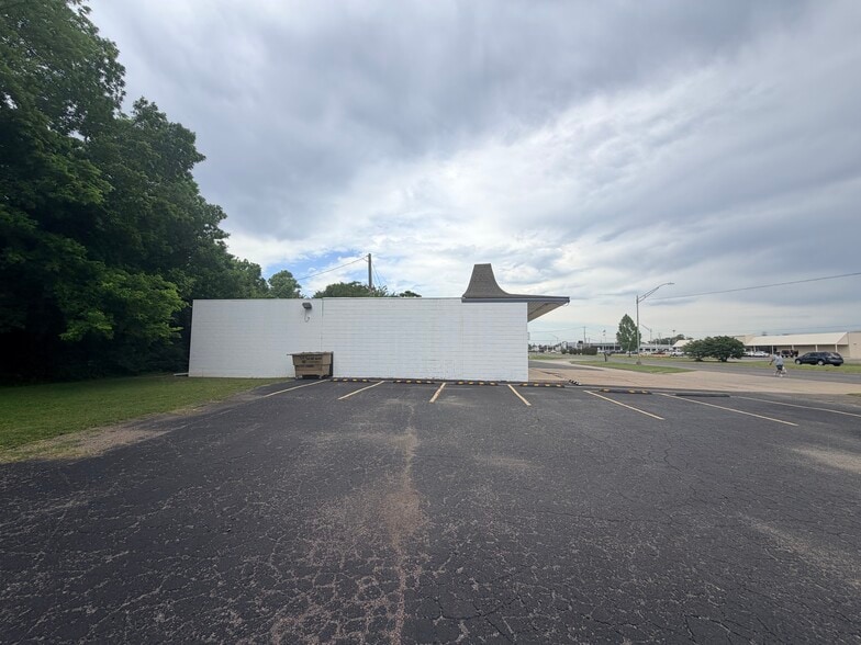 More Photos Of 1139 N Main St, Muskogee Medical For Lease