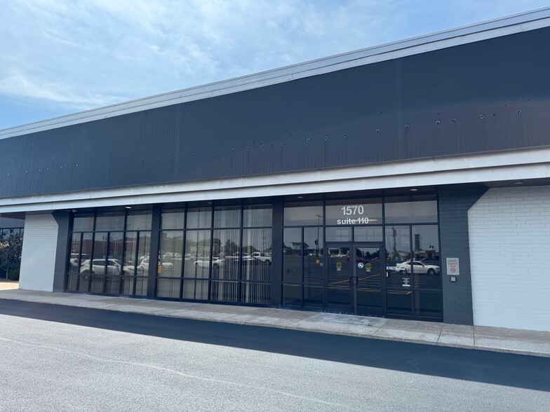 More Photos Of 1550-1570 W Battlefield St, Springfield Freestanding For Lease