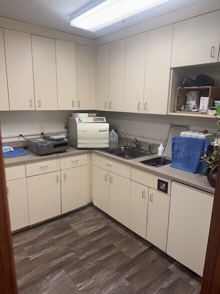 More Photos Of 411-511 N Wendover Rd, Charlotte Medical For Lease