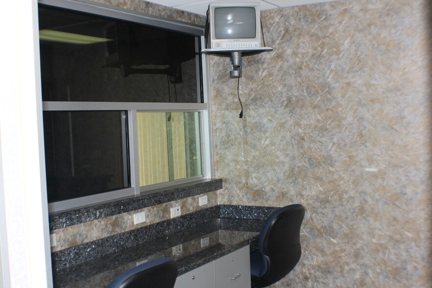 More Photos Of 1637 N Eastman Rd, Kingsport Office For Lease