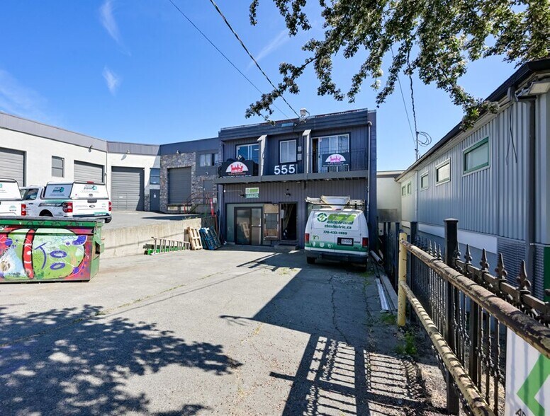 More Photos Of 555 Hillside Ave, Victoria Flex For Sale
