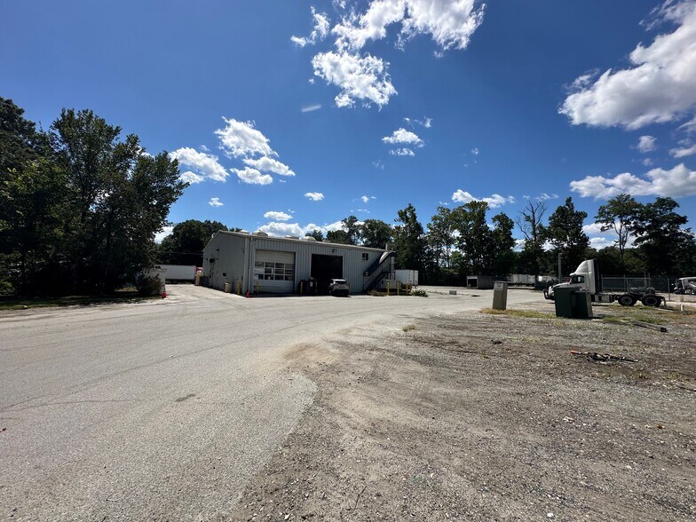 More Photos Of 8271 Brock Bridge Rd, Laurel Warehouse For Lease