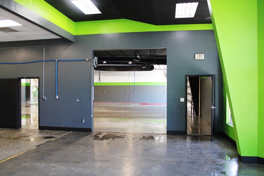 More Photos Of 275 Airport Pulling Rd N, Naples Showroom For Lease