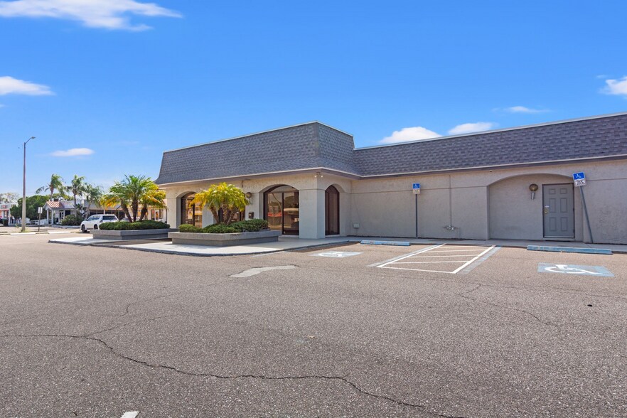 More Photos Of 7926 W Hillsborough Ave, Tampa Office For Lease