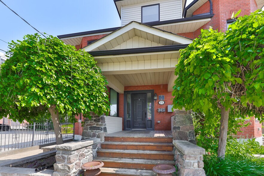 More Photos Of 15 Mississauga Rd S, Mississauga Office For Lease