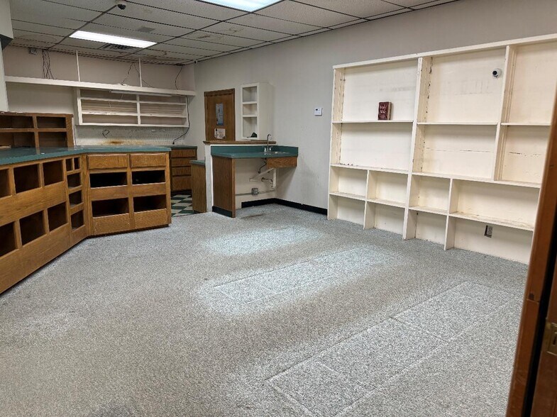 More Photos Of 700 E Broadway St, Lexington Drugstore For Sale